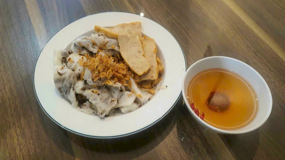 Bánh mỏng, mềm, nhân thịt mộc nhĩ đậm đà